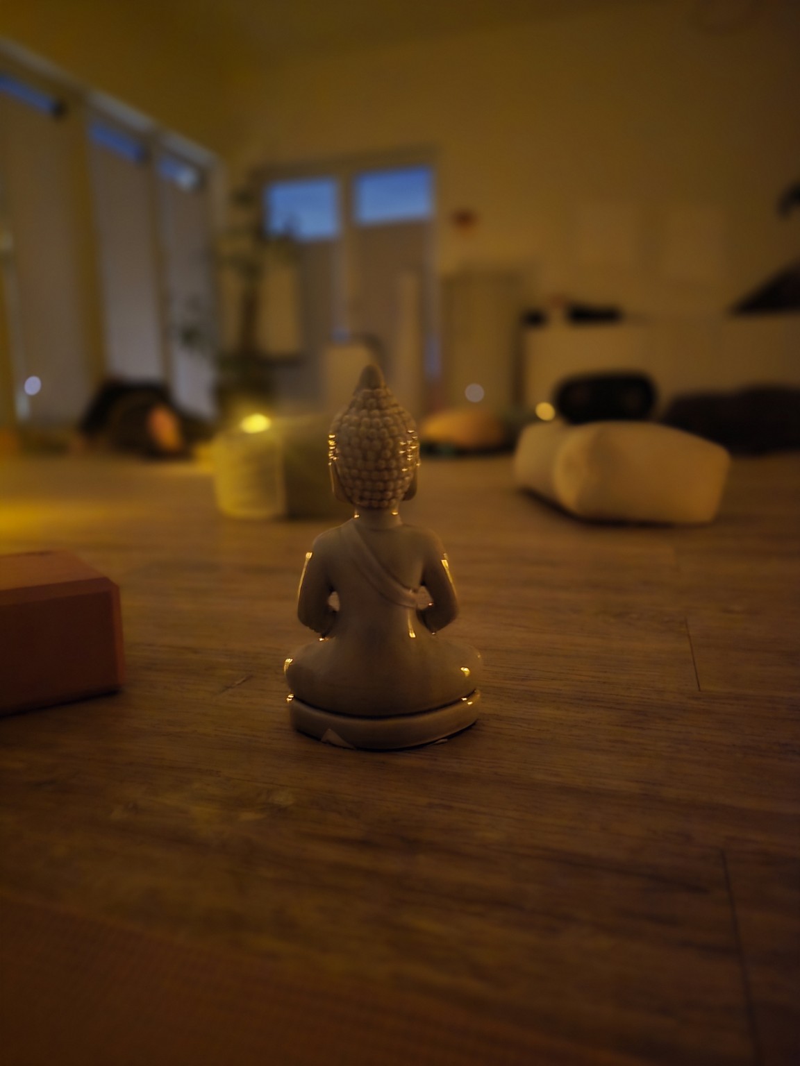 Hanne Koch in einer ruhigen Yogapraxis